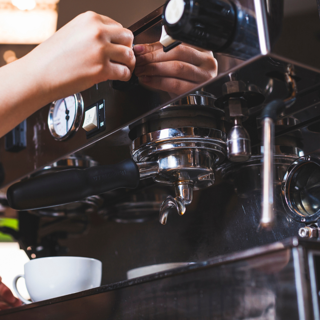 Máquina automática de café para empresas – Alugue com suporte e insumos premium