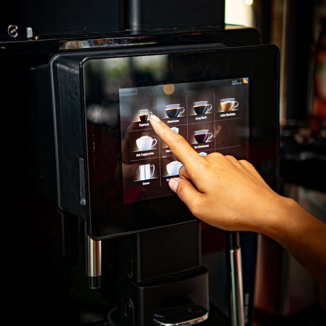 Máquina de café expresso profissional para empresas – Alugue com insumos premium
