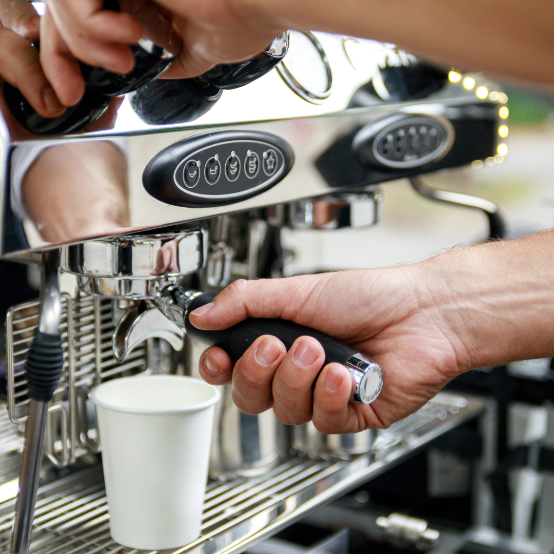 Comodato de máquina de café para escritórios com bebidas variadas e suporte completo